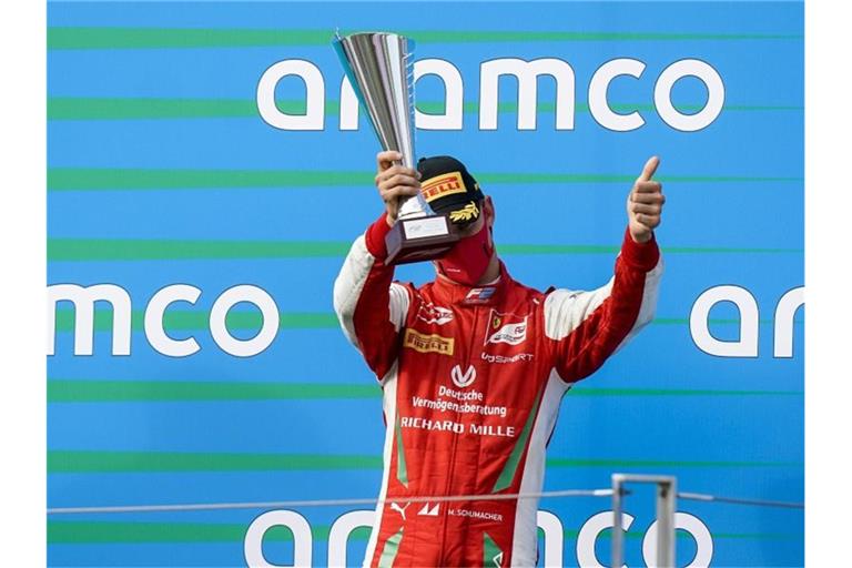 Feiert seinen dritten Platz beim Formel-2-Rennen in Ungarn: Mick Schumacher. Foto: James Gasperotti/ZUMA Wire/dpa