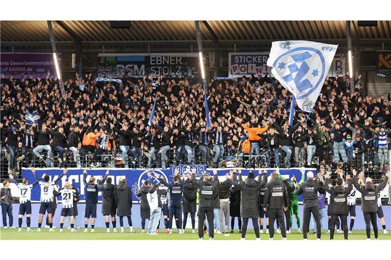 Feiertag im Gazi-Stadion: Die Kickers-Spieler jubeln ausgelassen mit ihren Fans.