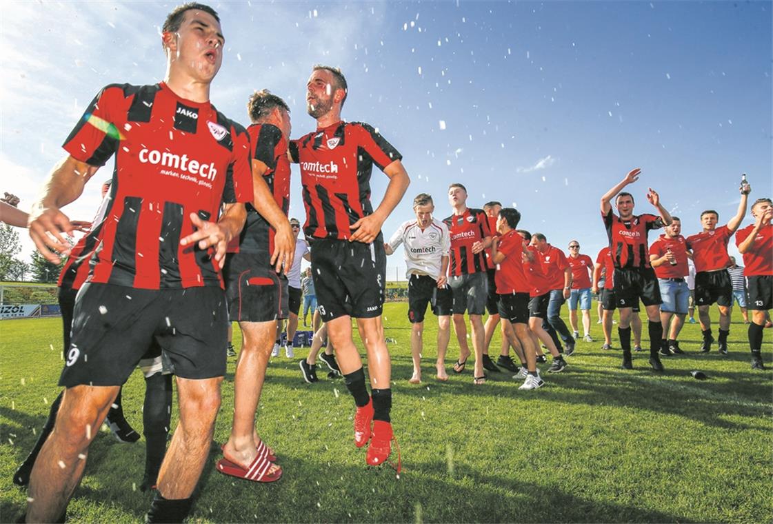 Allmersbach macht sein Meisterstück Feierte dank eines 4:1 über Kaisersbach nach 1991 den zweiten Landesligaaufstieg der Vereinsgeschichte: Der SV Allmersbach.Foto: A. Becher