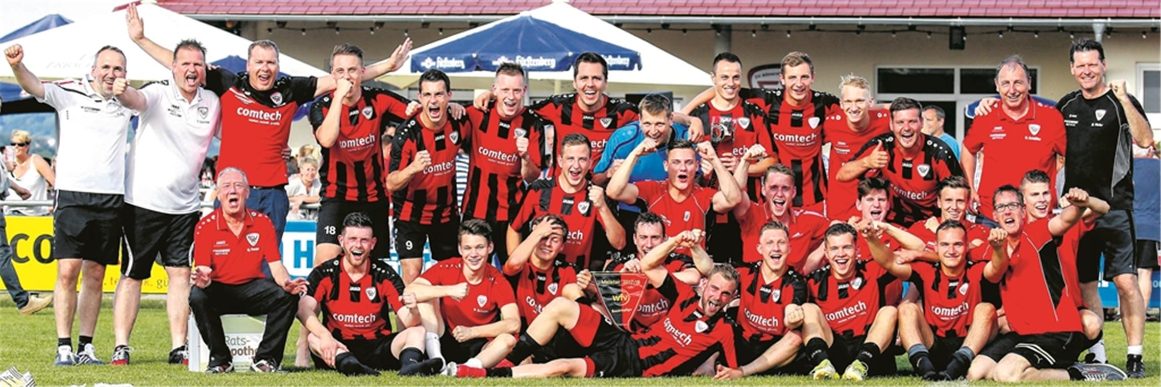 Stärkste Rückrundenelf, beste Offensive Feierte den Aufstieg in die Landesliga nach dem Meisterstück am letzten Spieltag gegen Kaisersbach: Der SV Allmersbach um seinen Trainer Thomas Sommer (Zweiter von links). Foto: A. Becher