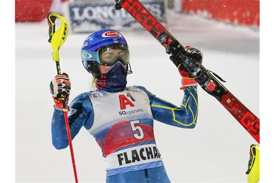 Feierte ihren 68. Erfolg im Weltcup: Mikaela Shiffrin jubelt nach dem Rennen. Foto: Giovanni Auletta/AP/dpa