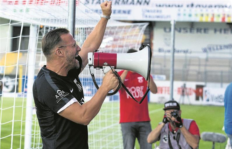 Feierte in Lotte mit den Fans den ersten Saisonsieg: Sascha Hildmann, dessen Elf nun einer richtig schweren Heimaufgabe entgegenblickt. Foto: S. Gelhot