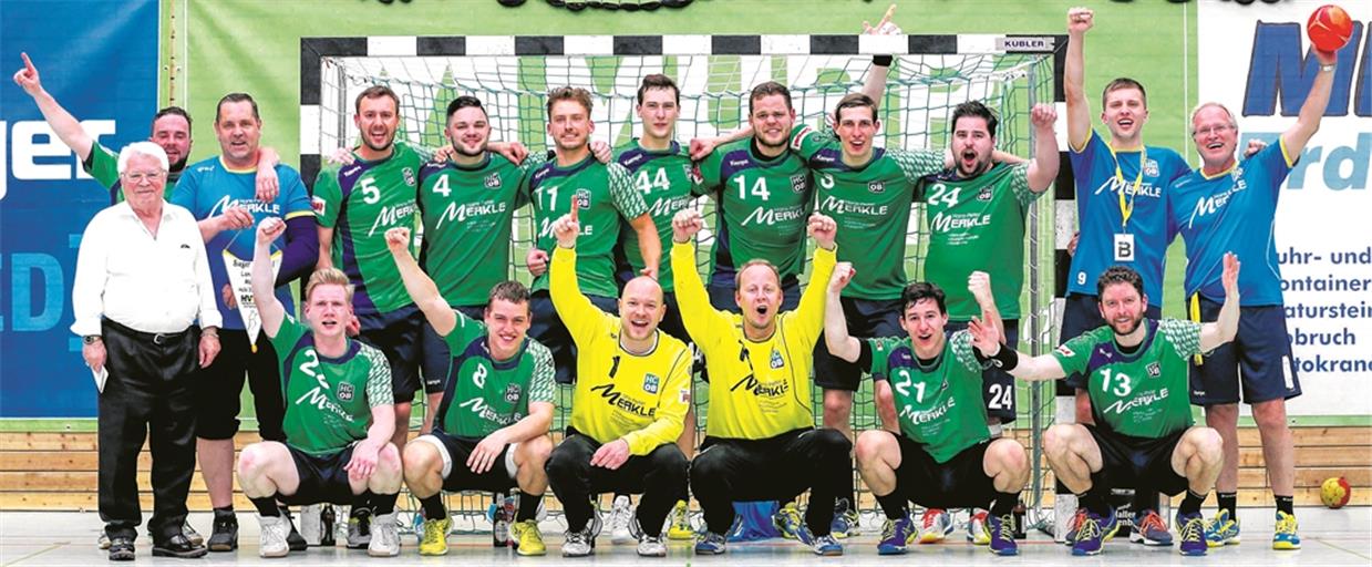 Feierte mit 43:9 Punkten den Meistertitel in der Landesliga und den Durchmarsch von der Bezirks- in die Württembergliga: Der HC Oppenweiler/Backnang II mit Julian Hold, Zeitnehmer Markus Kopp, Kai Sonnenburg, Hannes Preßmar, Tobias Pecoroni, Niklas Hug, Dominik Koch, Tim Jupe, Marc Brosi, Björn Thau und Spielleiter Gerold Hug (hinten von links) sowie Magnus Erb, Johannes Csauth, Marcel Wolf, Stefan Merzbacher, Maximilian Merkle und Sebastian Forch (vorne). Landesliga-Staffelleiter Kurt Volz (vorne links) überreichte dem Meisterteam aus dem Murrtal den Wimpel. Foto: A. Becher