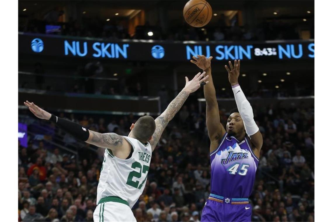 Feierte mit den Boston Celtics gegen die Utah Jazz: Daniel Theis (l). Foto: Rick Bowmer/AP/dpa