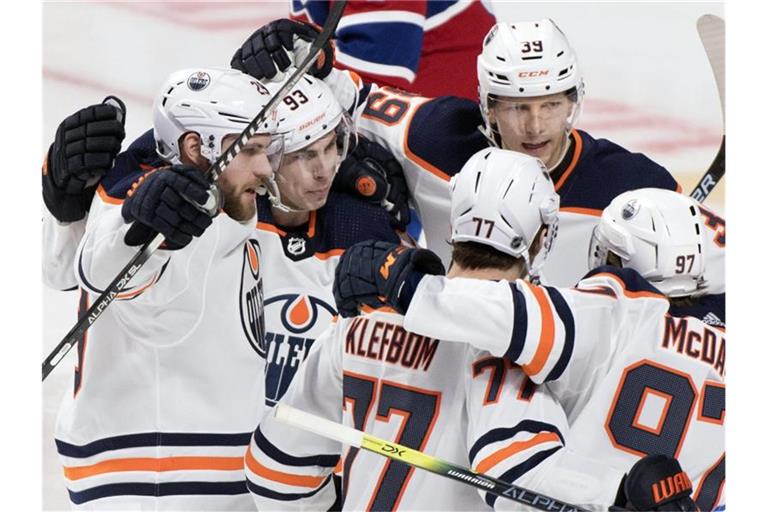 Feierte mit den Edmonton Oilers eine Sieg im kanadischen NHL-Duell: Leon Draisaitl (l). Foto: Graham Hughes/The Canadian Press/AP/dpa