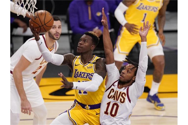 Feierte mit den Los Angeles Lakers endlich wieder einen Sieg: Dennis Schröder (M). Foto: Mark J. Terrill/AP/dpa