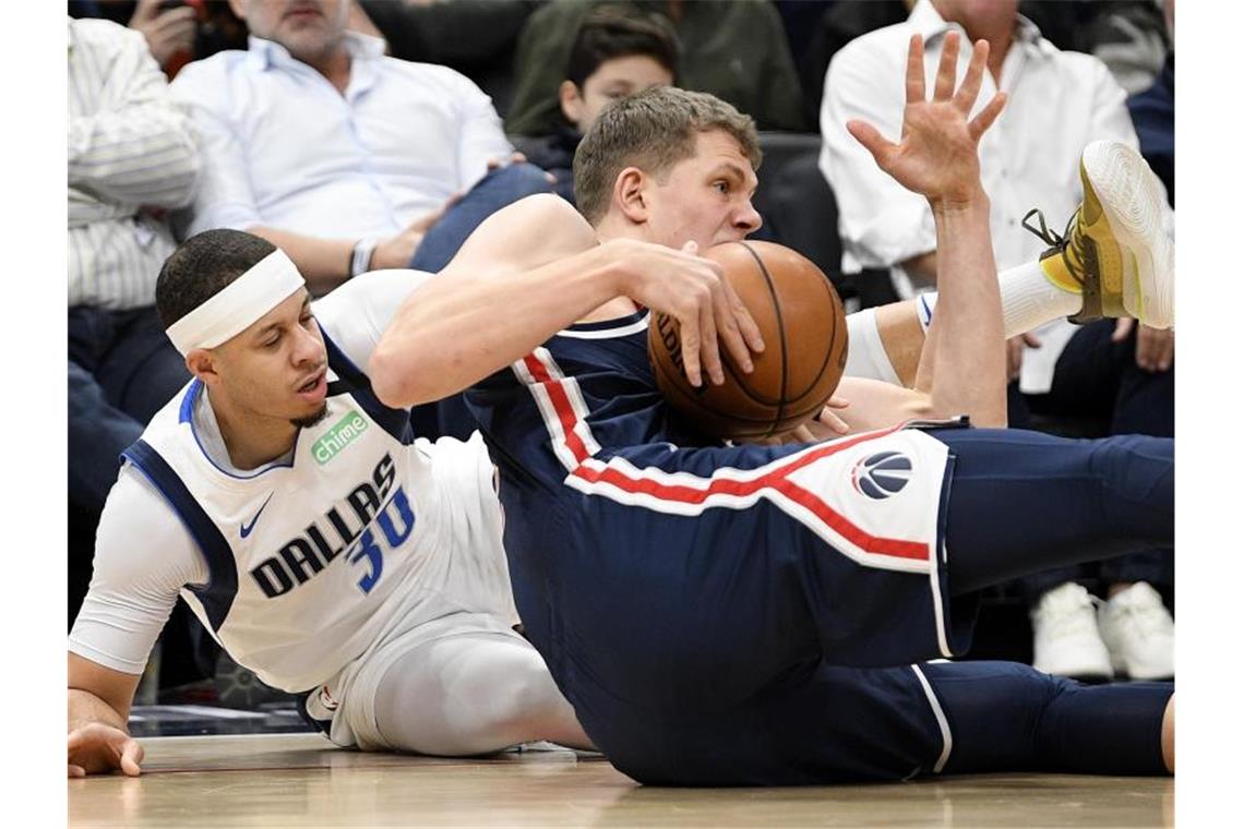 Feierte mit den Washington Wizards einen Sieg in letzter Sekunde: Moritz Wagner (r). Foto: Nick Wass/FR67404 AP/dpa