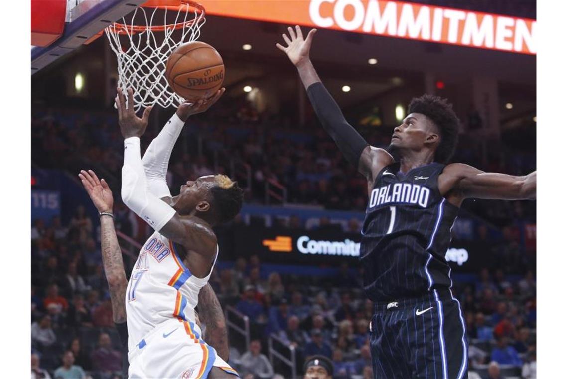 Feierte mit seinen Oklahoma City Thunder einen Sieg: Dennis Schröder (l). Foto: Sue Ogrocki/AP/dpa