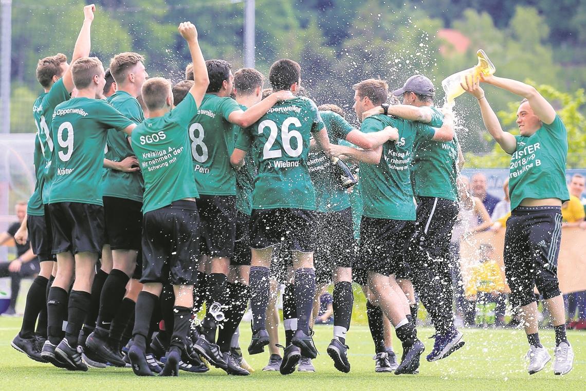 Feierte nach dem Kantersieg in Spiegelberg die Meisterschaft und den Aufstieg in die Kreisliga A: Die SG Oppenweiler/Strümpfelbach. Foto: A. Becher