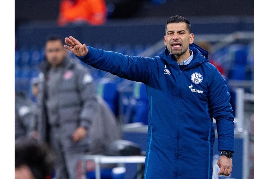 Schalkes frühere Fehler wiegen zu schwer für Grammozis Feierte sein Bundesliga-Debüt als Schalke-Trainer: Dimitrios Grammozis. Foto: Guido Kirchner/dpa