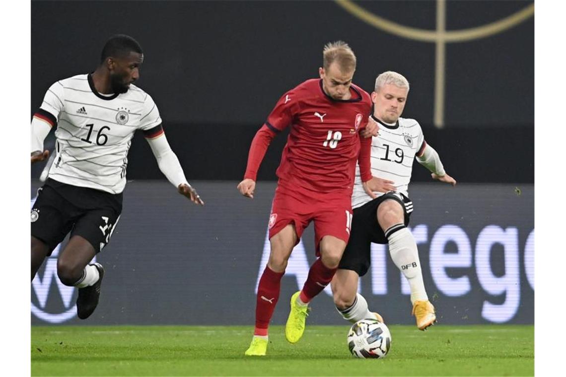 Waldschmidt sichert DFB-Team Sieg gegen Tschechien Feierte sein Debüt im Löw-Team: Philipp Max (r). Foto: Robert Michael/dpa-Zentralbild/dpa