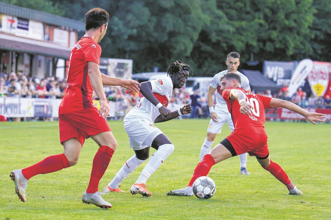 Schaulaufen der Neuen, einige Stars fehlen Feierte seinen Einstand im Trikot des VfB Stuttgart: Tanguy Coulibaly, der es in dieser Situation mit TSG-Rückkehrer Shqiprim Binakaj (links) und Patrick Tichy aufnahm .Foto: A. Becher