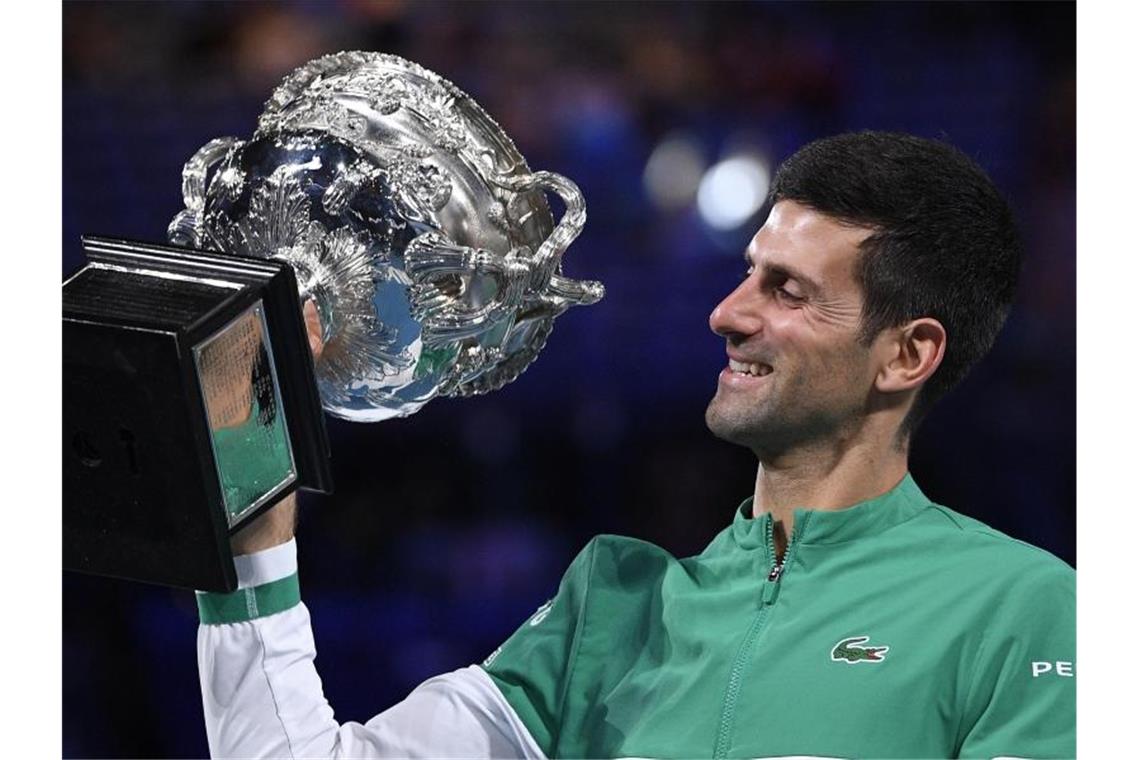 Feierte seinen neunten Triumph bei den Australian Open: Novak Djokovic. Foto: Andy Brownbill/AP/dpa