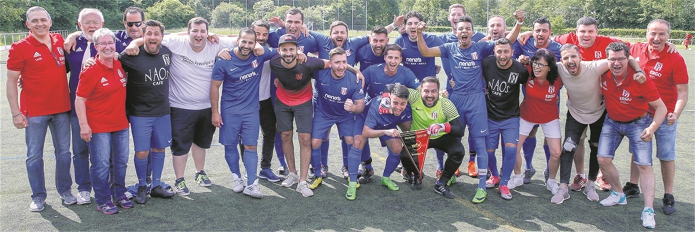 Dank perfekter Rückrunde zum Titel Feierten am Ende eines lange spannenden Duells mit zehn Zählern Vorsprung die Meisterschaft und den Aufstieg: Der Große Alexander und Coach Petros Kelesidis (hinten, Zweiter von rechts). Foto: A. Becher
