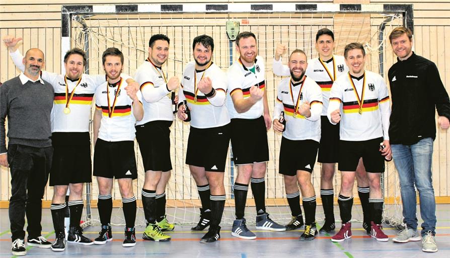Feierten den erneuten Waldremser Coup: Der ehemalige Meisterheld Sebastian Kotb, die aktuellen Titelträger Christian Frey, Andreas Bertsch, David Piesch, Marcel Schüle, Markus Weller, Björn Bootsmann, Tobias Herczeg und Martin Frey sowie Trainer Markus Heckelmann (von links). Foto: privat