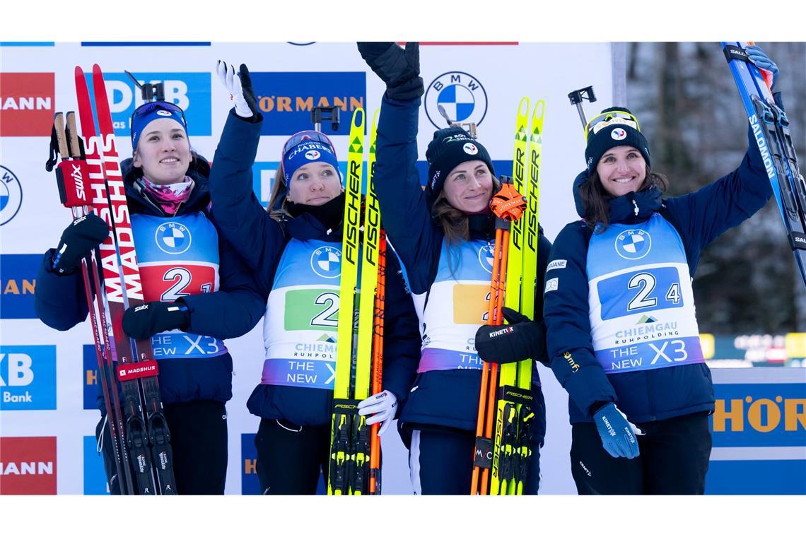 Biathletin Simon wegen Kreditkartenbetrugs verurteilt Feierten einige Staffelerfolge zusammen: Justine Braisaz-Bouchet (2.vr.) und Julia Simon (r). (Archivbild)
