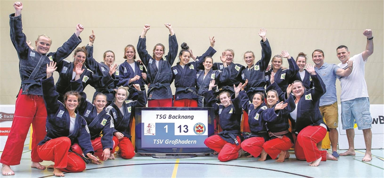 Feierten gegen Großhadern einen Kantersieg und wollen nun auch ihren deutschen Meistertitel verteidigen: Backnangs Judo-Frauen um die Trainer Jens Holderle (rechts) und Daniel Strobel. Foto: A. Becher