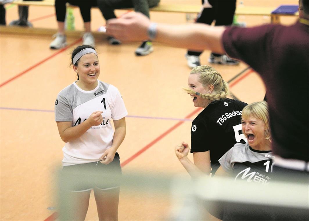 Feierten im dritten Spiel den dritten Sieg: Die TSG-Volleyballerinnen um McKenna Poynter, Milana Schroeder und Anne Pötzl (von links). Foto: A. Becher