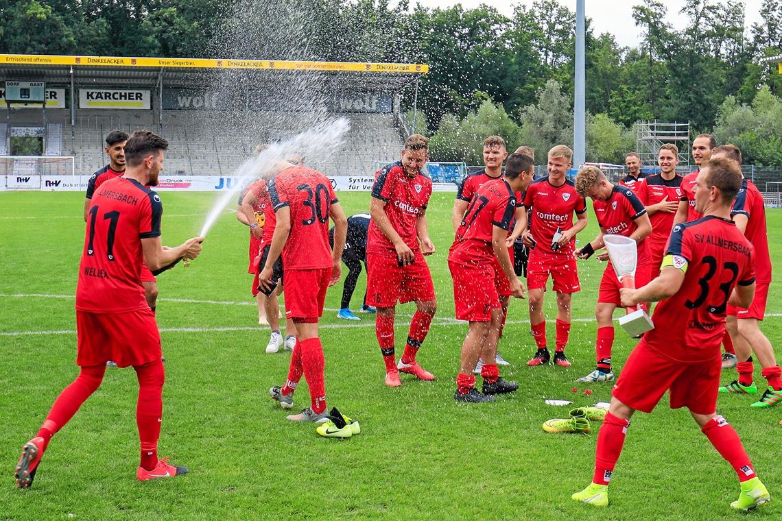 Feierten nach dem Landesliga-Aufstieg nun auch den Gewinn des Bezirkspokals: Die Fußballer des SV Allmersbach. Foto: A. Becher