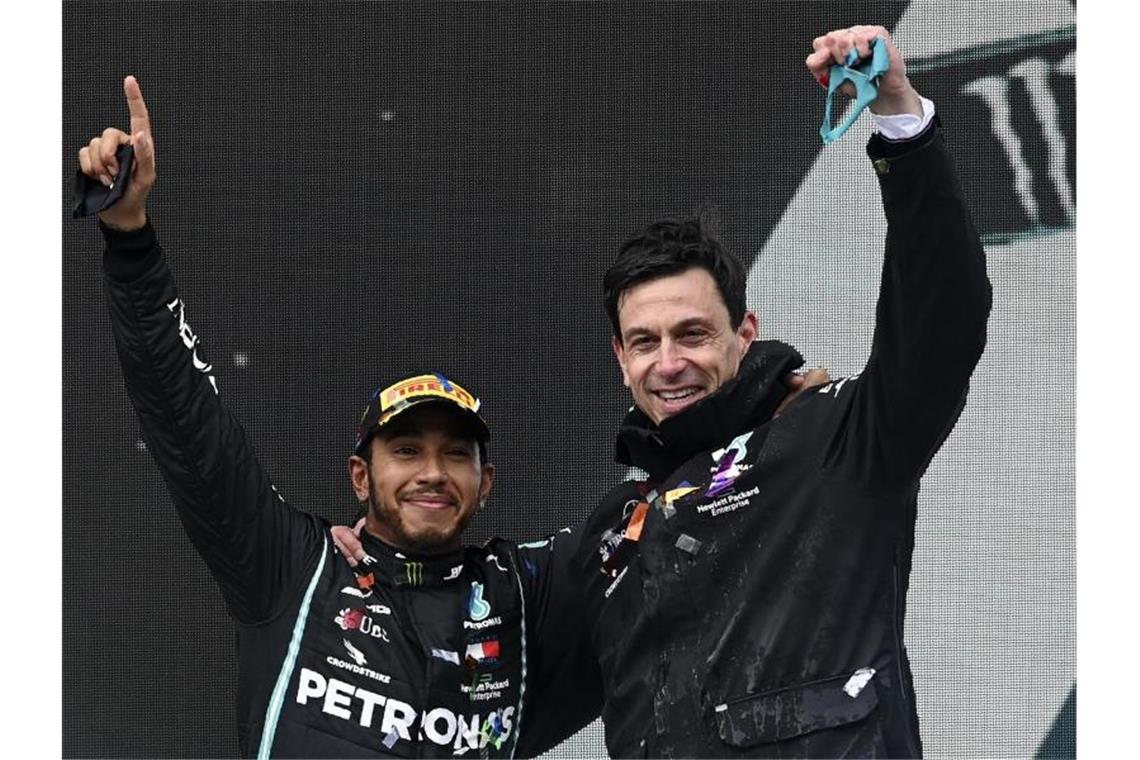 Toto Wolff: Rassismus-Erfahrungen treiben Hamilton an Feierten schon gemeinsam viele Siege und WM-Titel: Lewis Hamiton und Mercedes-Teamchef Toto Wolff (r). Foto: Ozan Kose/POOL AFP/AP/dpa