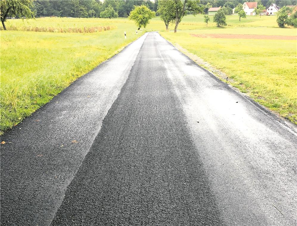 Keine neue Straße, aber Ruhe vor Schlaglöchern Feiner Asphalt in zwei Lagen: Damit wurden Schlaglöcher und Risse geschlossen. Foto: Gemeinde