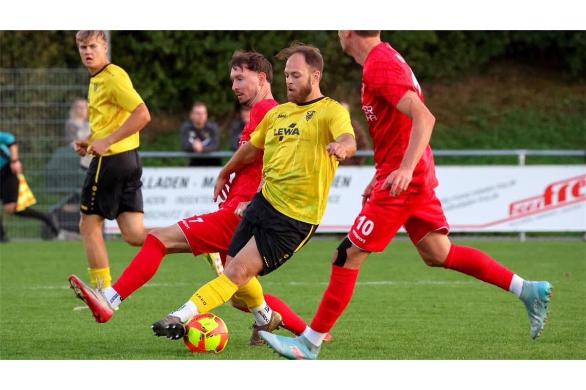 Feiner Fuß: Djellon Dragusha lässt im Spiel gegen den FV Löchgau die Gegenspieler Mario Andric (li.) und Peter Wiens (re.) stehen.