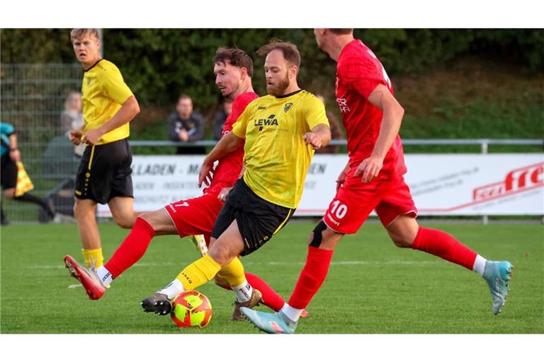 Feiner Fuß: Djellon Dragusha lässt im Spiel gegen den FV Löchgau die Gegenspieler Mario Andric (li.) und Peter Wiens (re.) stehen.