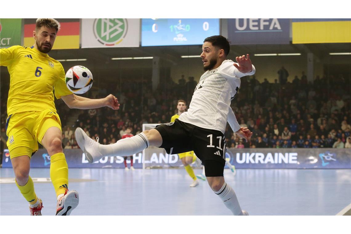 Futsal-Fans feiern deutsches Team trotz Niederlage gegen Ukraine Feines Füßchen: Suad Ak (re.).