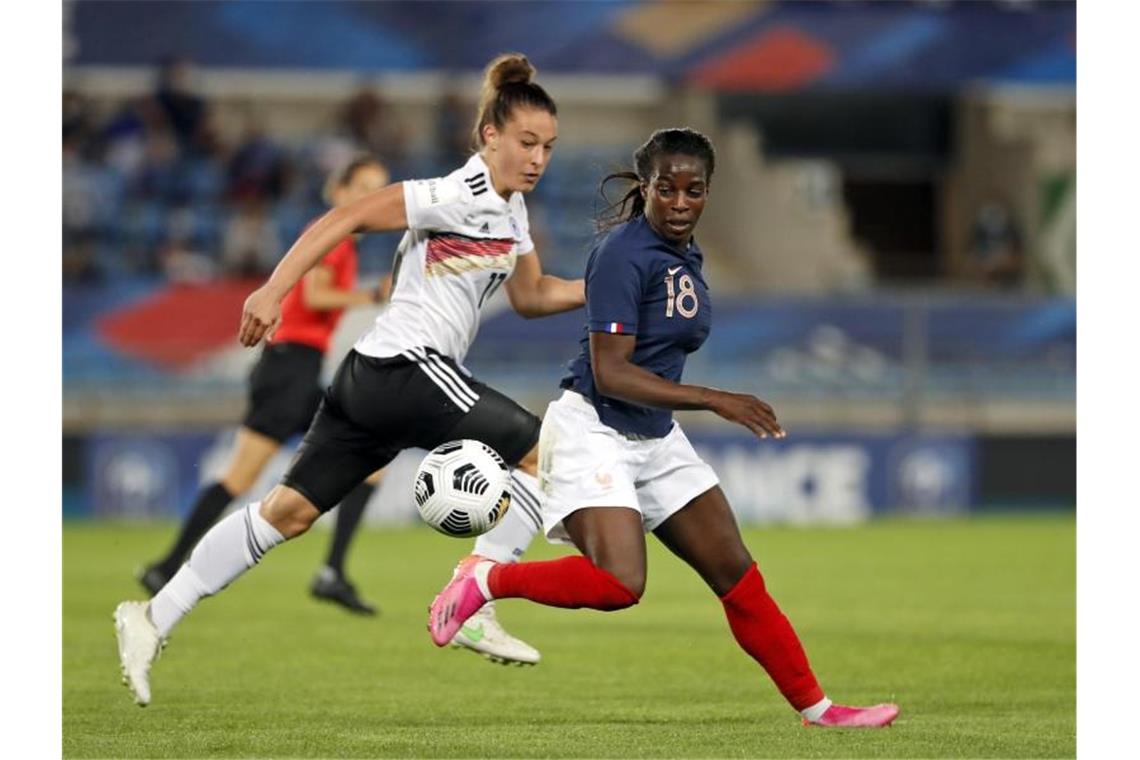 Felicitas Rauch (l) musste sich mit den DFB-Frauen Frankreich knapp geschlagen geben. Foto: Jean-Francois Badias/AP/dpa