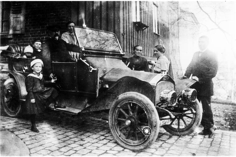 Felicitas Zeller (Zweite von rechts) war in Backnang eine bekannte Persönlichkeit. Ihr Ehemann, der Arzt Heinrich Zeller, steuert den Wagen. Das Foto ist dem 2018 erschienenen Buch „Backnang – Eine Zeitreise in historischen Bildern“ von Peter Wolf entnommen. Repro: P. Wolf