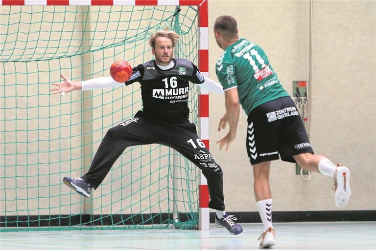 Felix Beutel kauft Thuns Ivan Wyttenbach in dieser Szene einen Siebenmeter ab. Foto: A. Hornauer