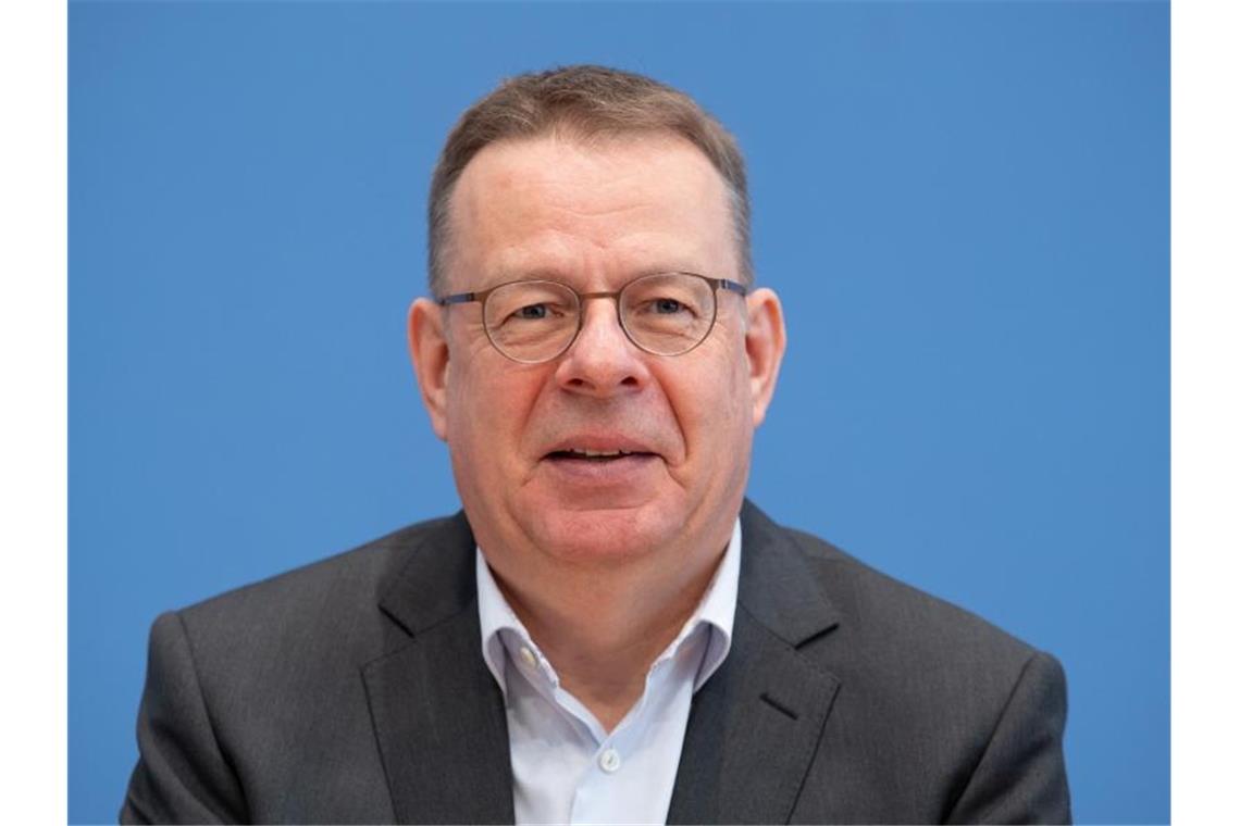 Felix Christian Matthes, Energieexperte, spricht während einer Pressekonferenz zur Aufkündigung des Kohle-Kompromisses durch die Bundesregierung. Foto: Soeren Stache/dpa-Zentralbild/dpa