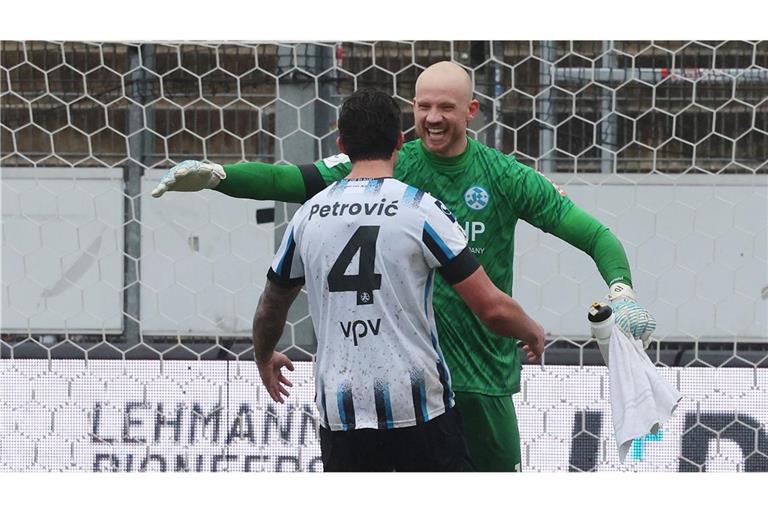 Felix Dornebusch feierte ein fantastisches Comeback – Milan Petrovic gratuliert dem Kickers-Keeper.