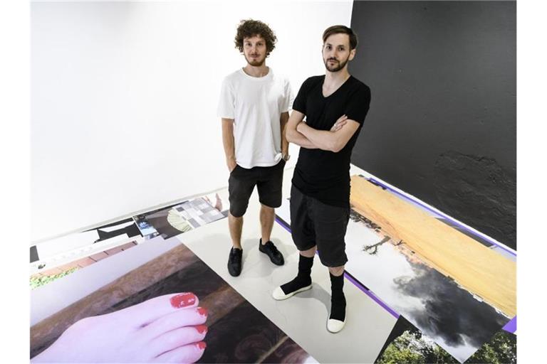 Felix Gärtner (l) und Romano Dudaš (r), Künstler aus Stuttgart, stehen in der Ausstellung „Nothing’s Lost in Numbers“. Foto: Edith Geuppert