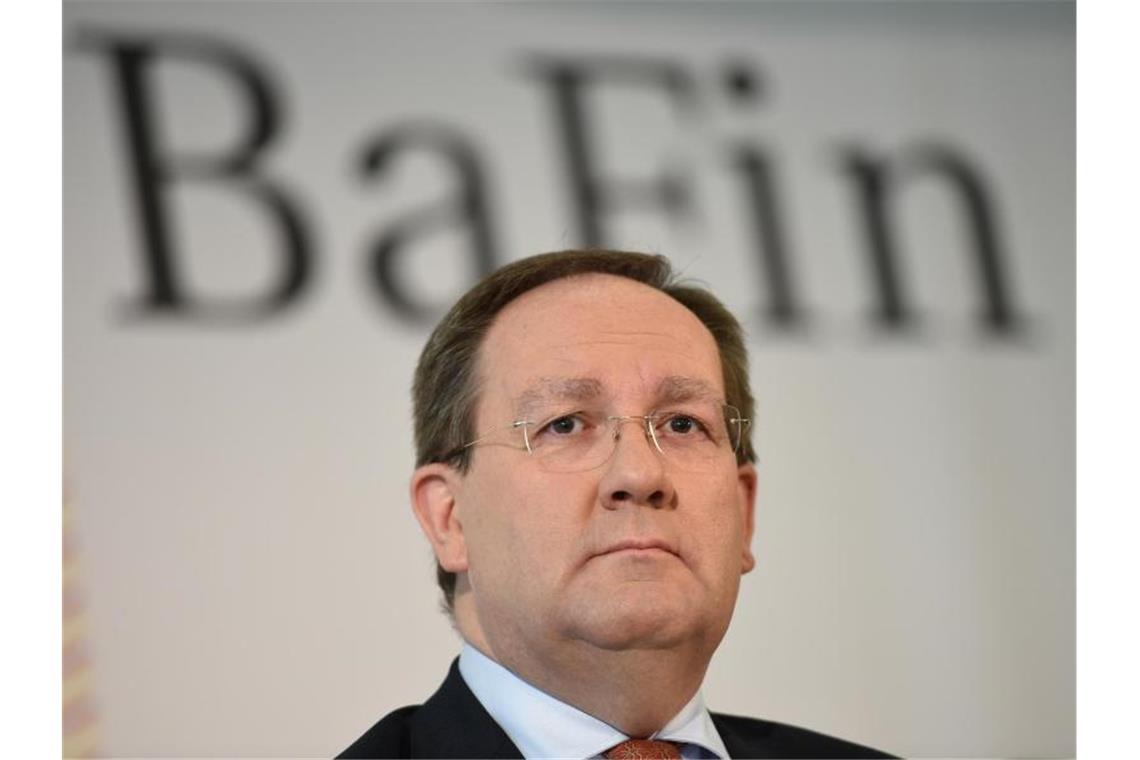 Felix Hufeld 2015 bei der Jahres-Pressekonferenz. Der Bafin-Chef begann seine berufliche Laufbahn 1992 als Unternehmensberater bei Boston Consulting. Foto: picture alliance / dpa