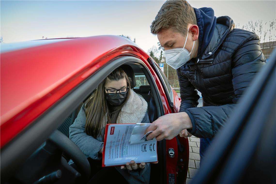 Teilen statt haben: Carsharing für Einsteiger Felix Knietsch zeigt Anna Reisbich, wie man das Stadtmobil-Auto startklar macht und was man bei der Ausleihe beachten muss. Foto: A. Becher