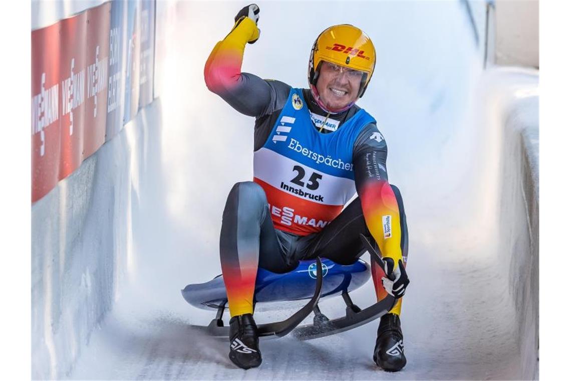 Felix Loch jubelt über seinen Sieg in Innsbruck. Foto: Expa/Johann Groder/APA/dpa