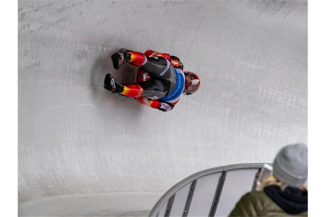 Felix Loch rast durch die Kurve 12 im Eiskanal. Foto: Peter Kneffel/dpa