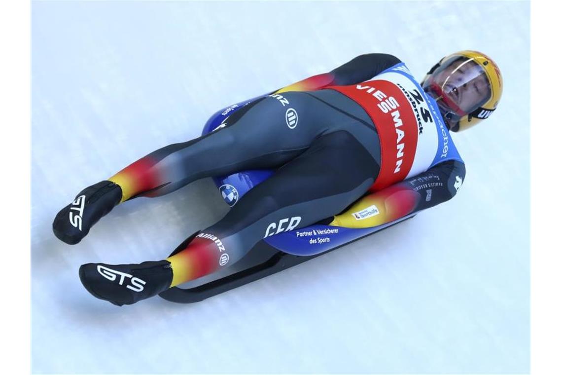 Felix Loch rast in Innsbruck durch den Eiskanal. Foto: Matthias Schrader/AP/dpa