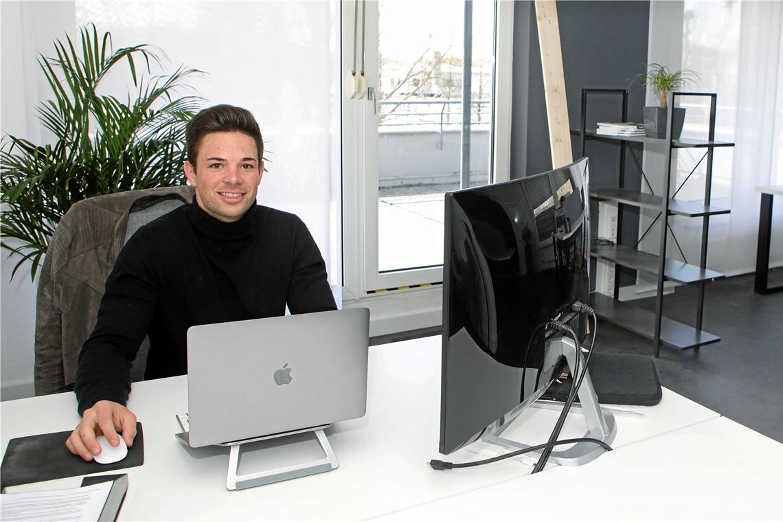Felix Mergenthaler in dem Büro in der Maybachstraße, in dem er seit Februar einzelne Tische anbietet. Sein Geld verdient er aber anderweitig. Foto: A. Palmizi