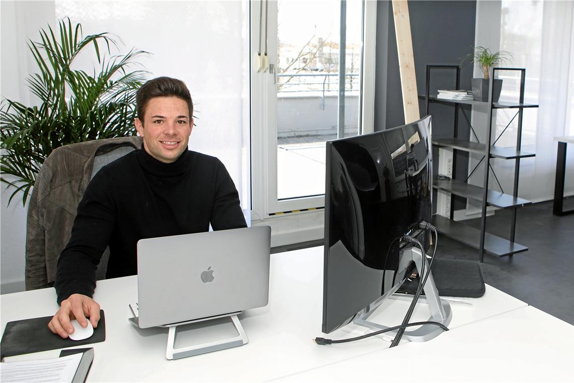 Schreibtisch zu vermieten Felix Mergenthaler in dem Büro in der Maybachstraße, in dem er seit Februar einzelne Tische anbietet. Sein Geld verdient er aber anderweitig. Foto: A. Palmizi