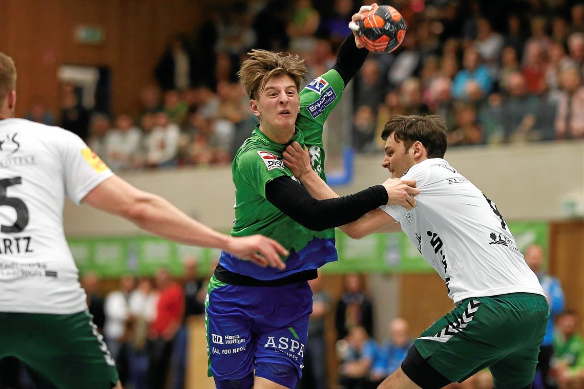 Felix Raff (am Ball) erzielte mit dem HCOB im elften Versuch den neunten Heimsieg. Die Murrtaler bezwangen die HG Saarlouis mit 32:27. Foto: A. Becher