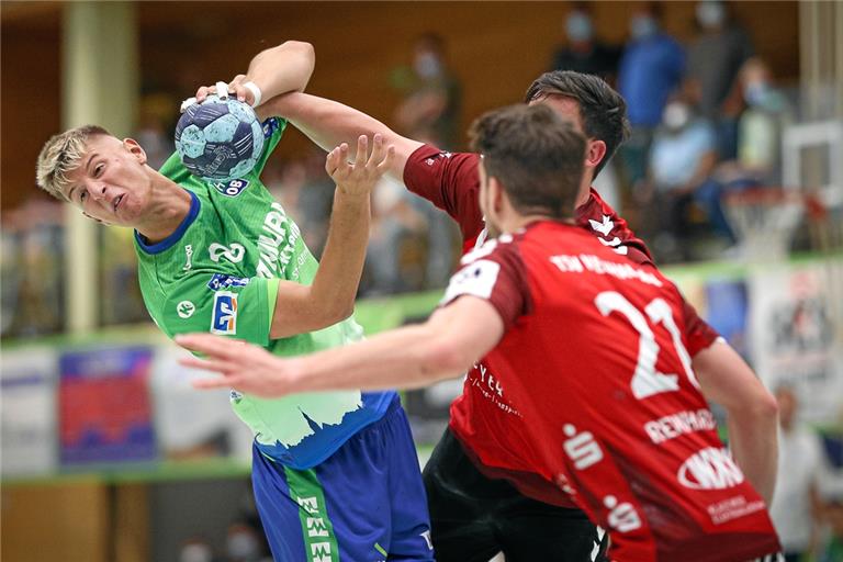 Felix Raff (am Ball) will sich mit dem HCOB nicht überraschen lassen und den zweiten Heimsieg der Saison landen. Foto: A. Becher