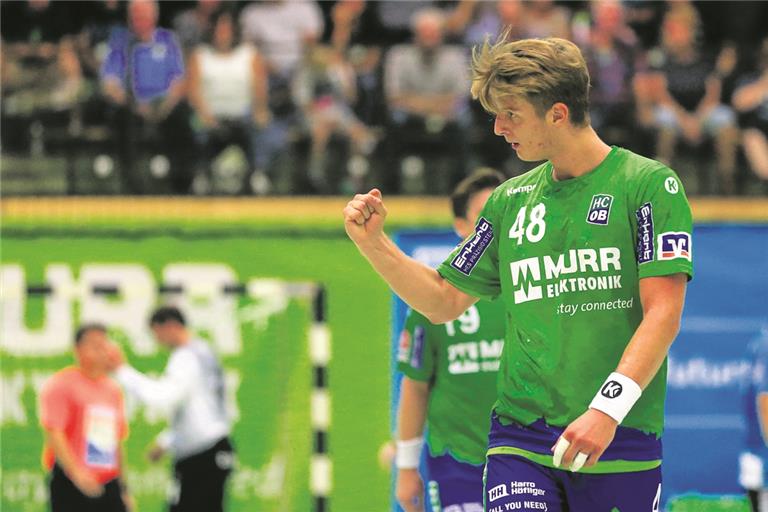 Felix Raff und die HCOB-Handballer ließen ihren Emotionen nach dem Heimsieg gegen den TSV Blaustein freien Lauf. Foto: A. Becher