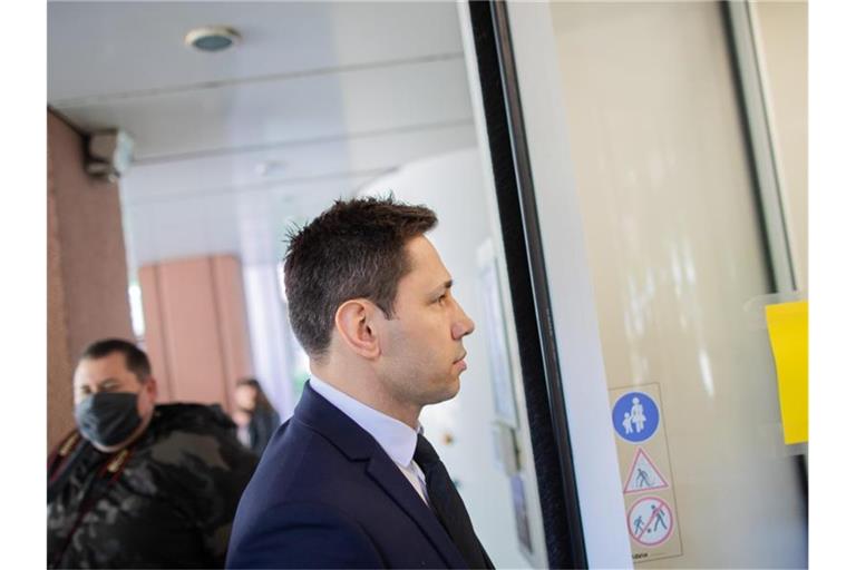 Felix Sturm auf dem Weg in den Gerichtssaal. Foto: Rolf Vennenbernd/dpa