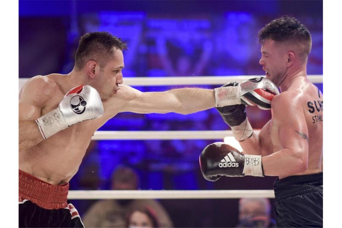 Felix Sturm (l) besiegte Timo Rost einstimmig nach Punkten. Foto: Axel Heimken/dpa