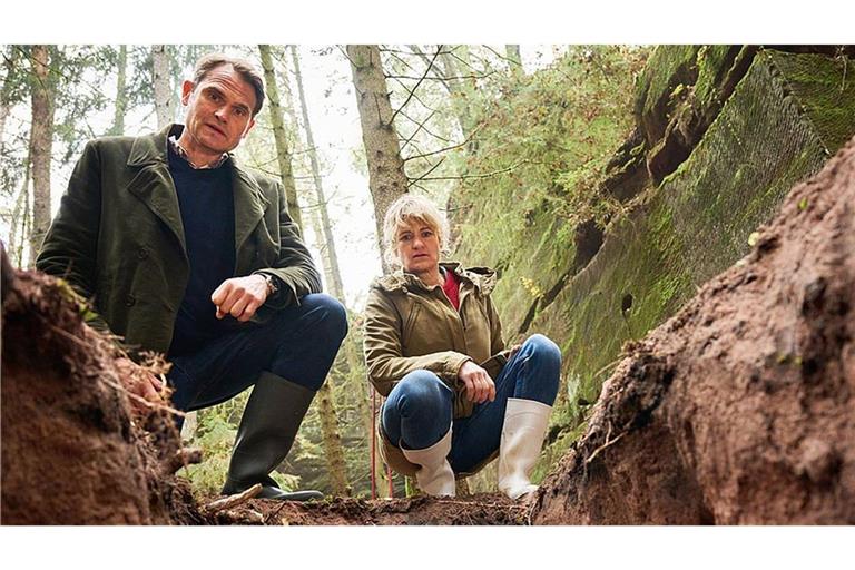 Felix Voss (Fabian Hinrichs) und Wanda Goldwasser (Eli Wasserscheid) blicken in das zwei Meter tiefe Loch, in dem die Leiche gefunden wurde.