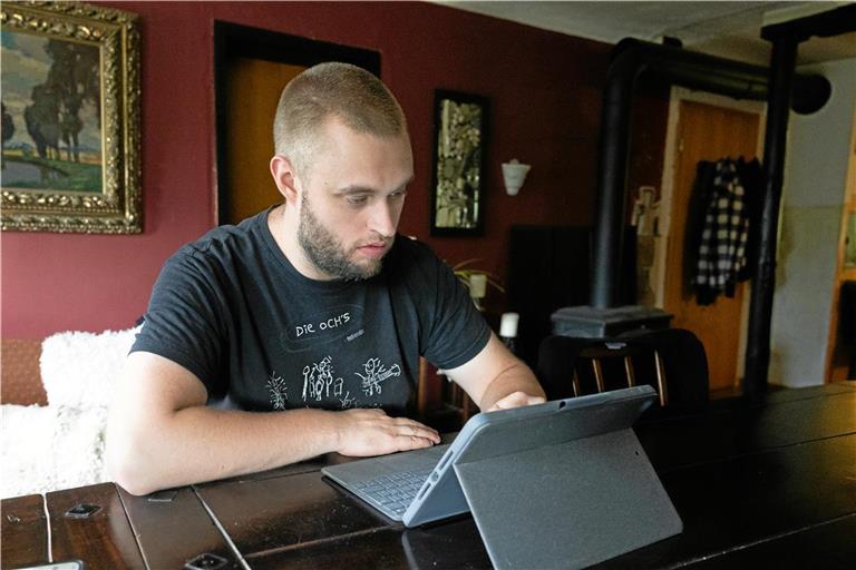 Felix Walter testet an seinem Tablet im heimischen Wohnzimmer Webseiten der kommunalen Verwaltungen. Foto: Alexander Becher