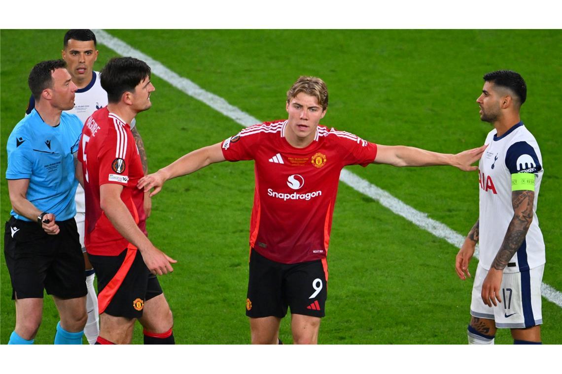 Erster Titel nach 17 Jahren: Spurs beenden Leidenszeit Felix Zwayer (l.) hatte die Partie im Griff.