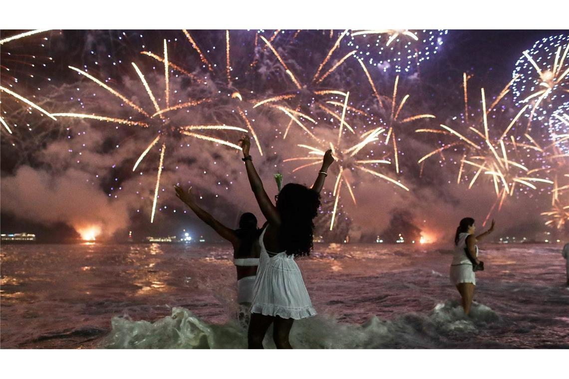 Rio de Janeiro begrüßt neues Jahr mit Feuerwerk und Musik